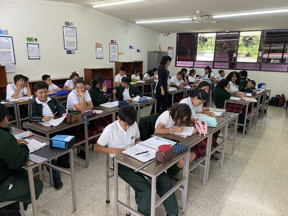 Alumnos de secundaria en el aula de clases