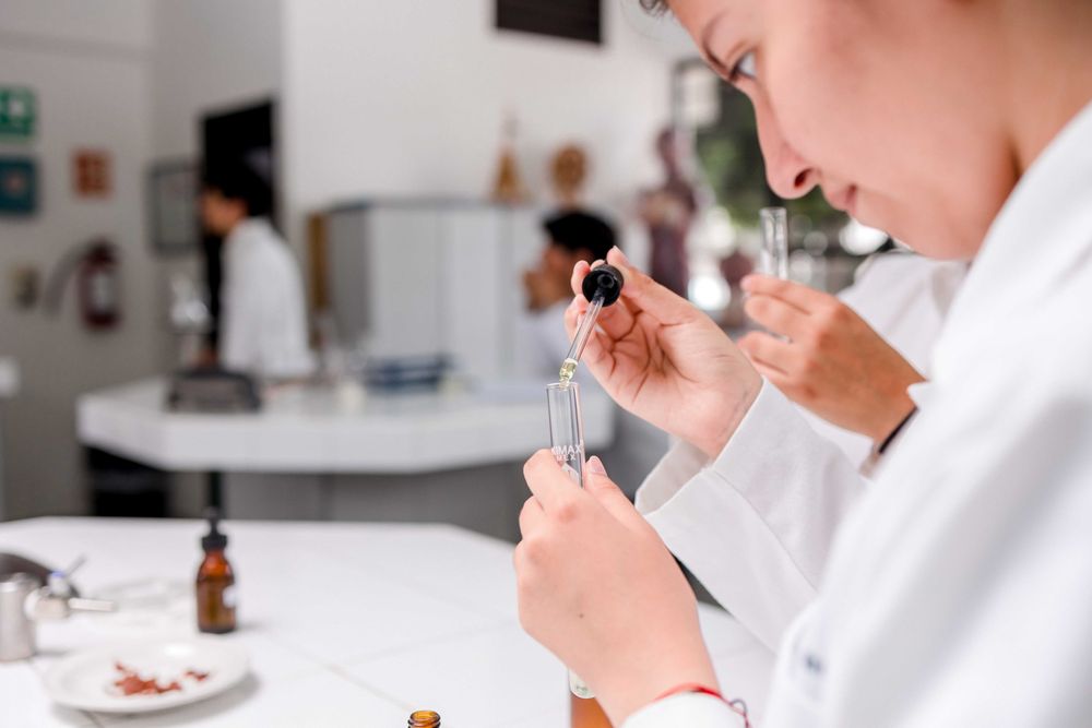Alumno realizando una práctica en el laboratorio de ciencias