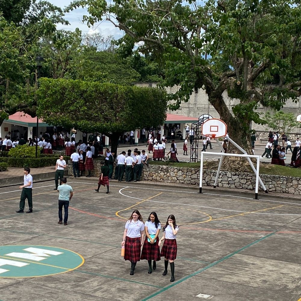 Patio principal y canchas deportivas de la Escuela Hispano Mexicana
