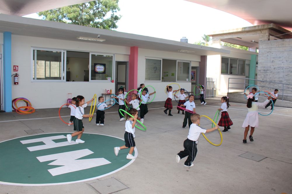 Alumnos de preescolar en actividades recreativas