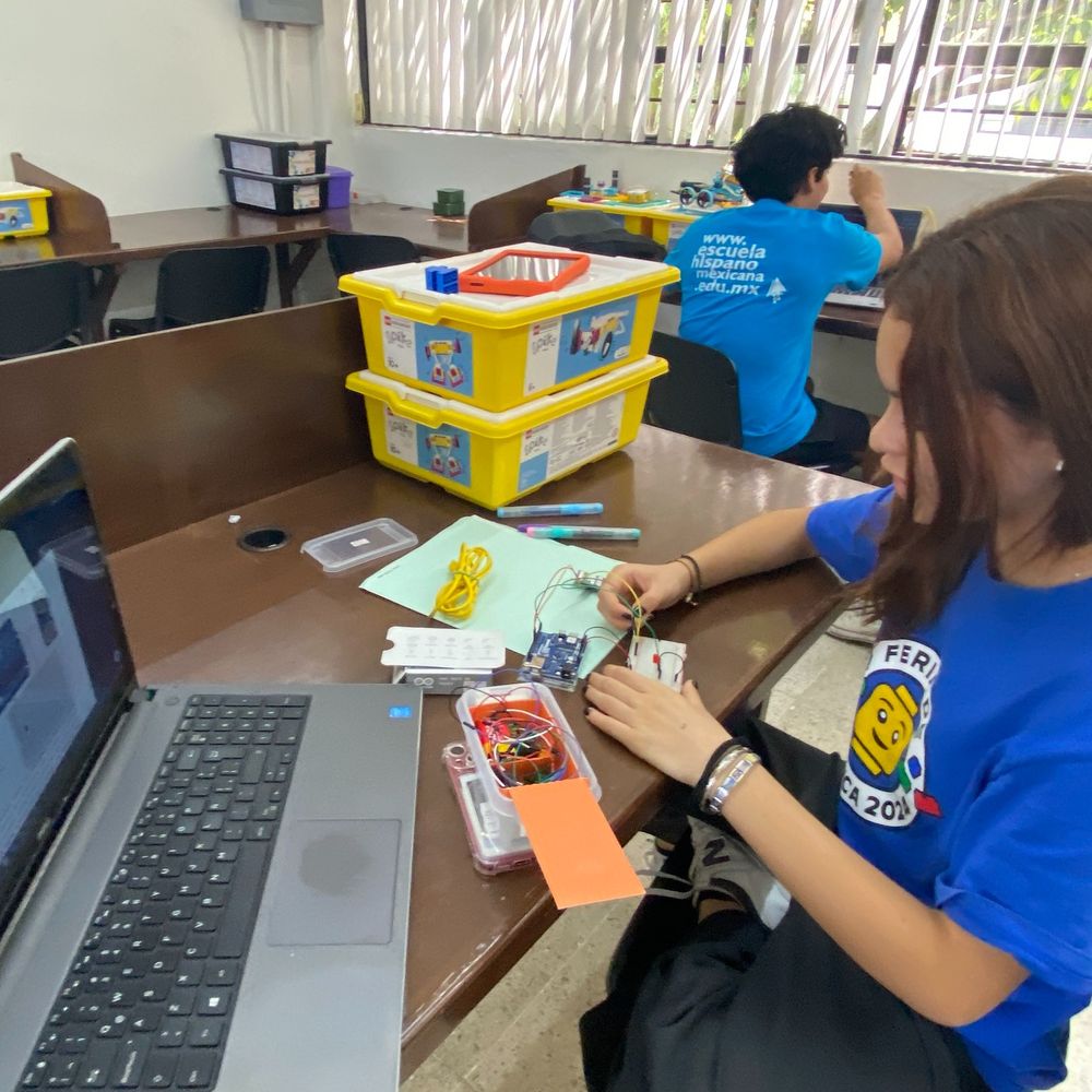 Alumnos trabajando en el taller de robótica