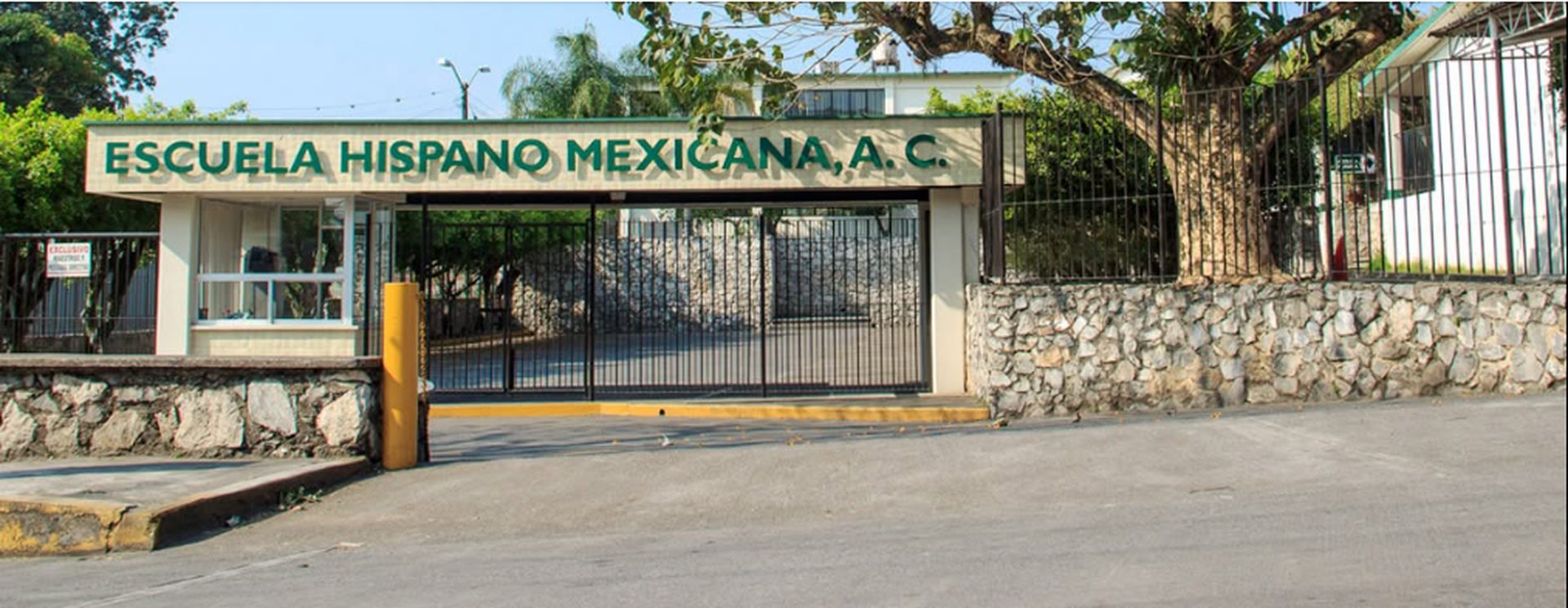 Entrada principal de la Escuela Hispano Mexicana en Córdoba, Veracruz