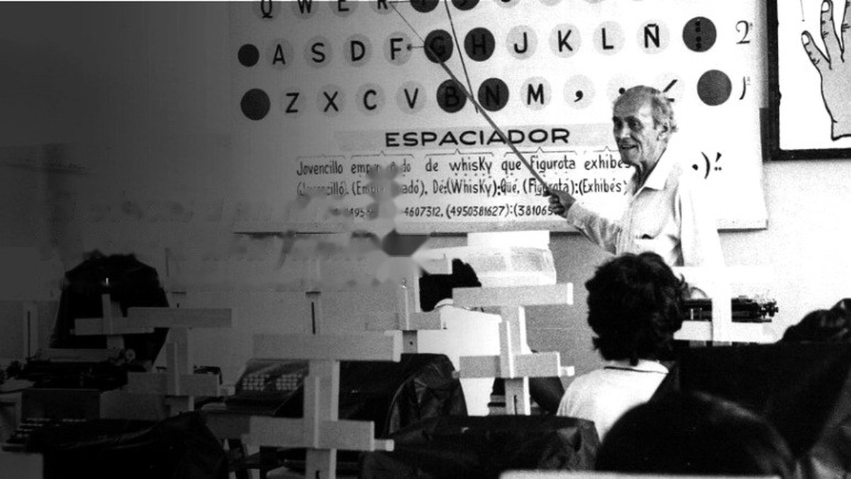 Fotografía histórica del profesor Aurelio Janeiro Gómez, fundador, impartiendo clase