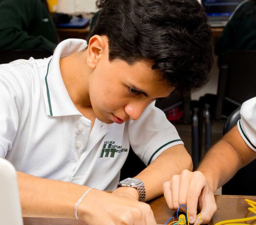 Alumnos de bachillerato en el taller de Electrónica/Domótica