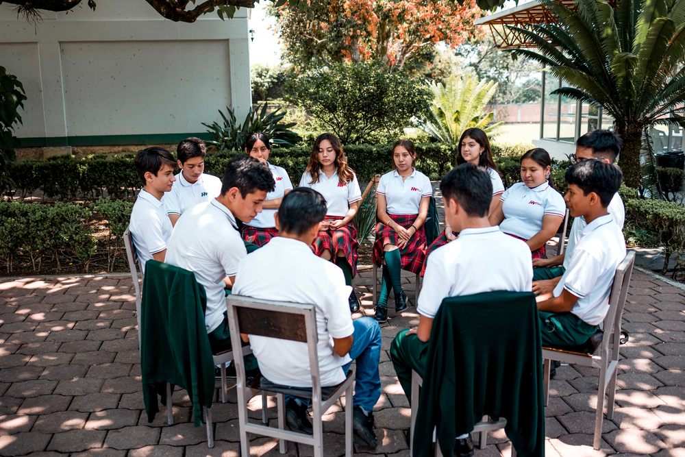 Alumnos de bachillerato en círculo de Filosofía para Adolescentes