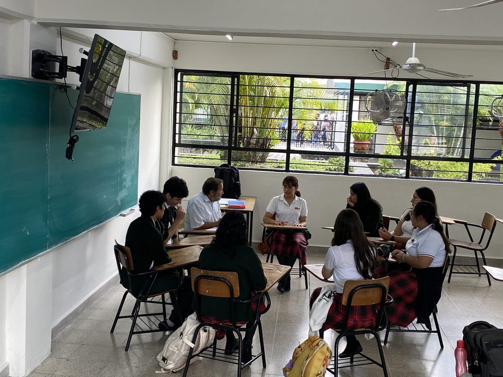 Alumnos de bachillerato en sesión de asesoría académica