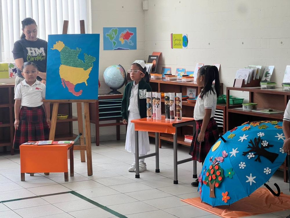 Alumnos de Educación Inicial presentando un proyecto en el aula