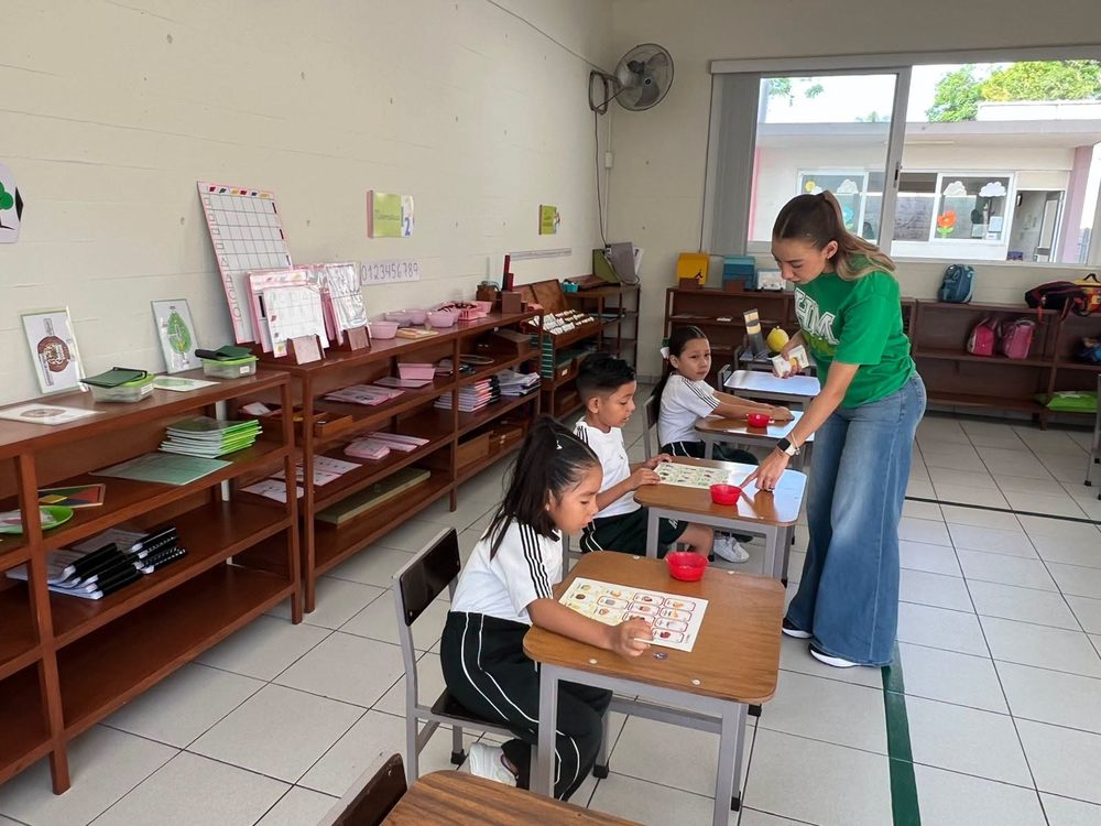 Alumnos de Educación Inicial y Preescolar en actividades de clase