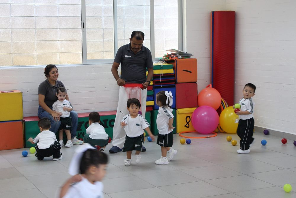 Alumnos en actividad de psicomotricidad