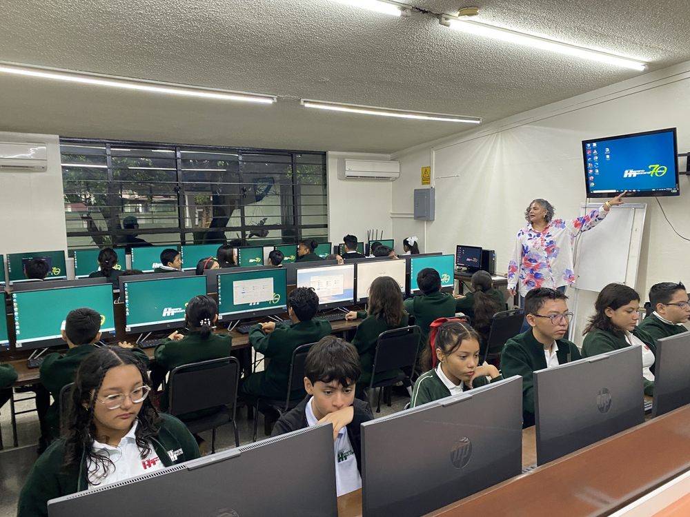 Alumnos de primaria en el aula de cómputo