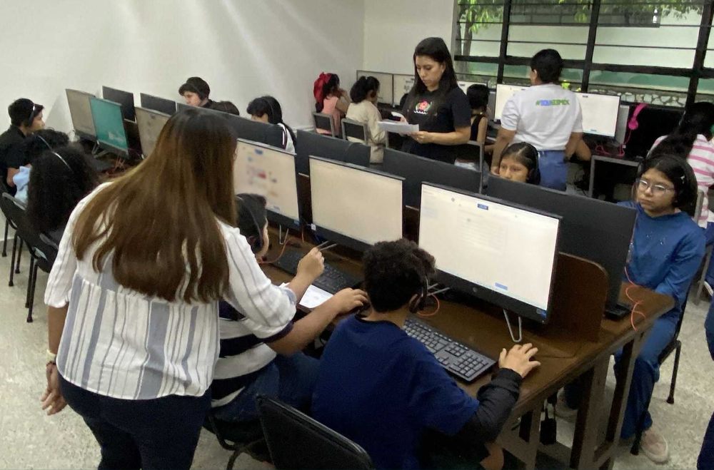 Alumnos de primaria en clase con diademas en el aula de cómputo