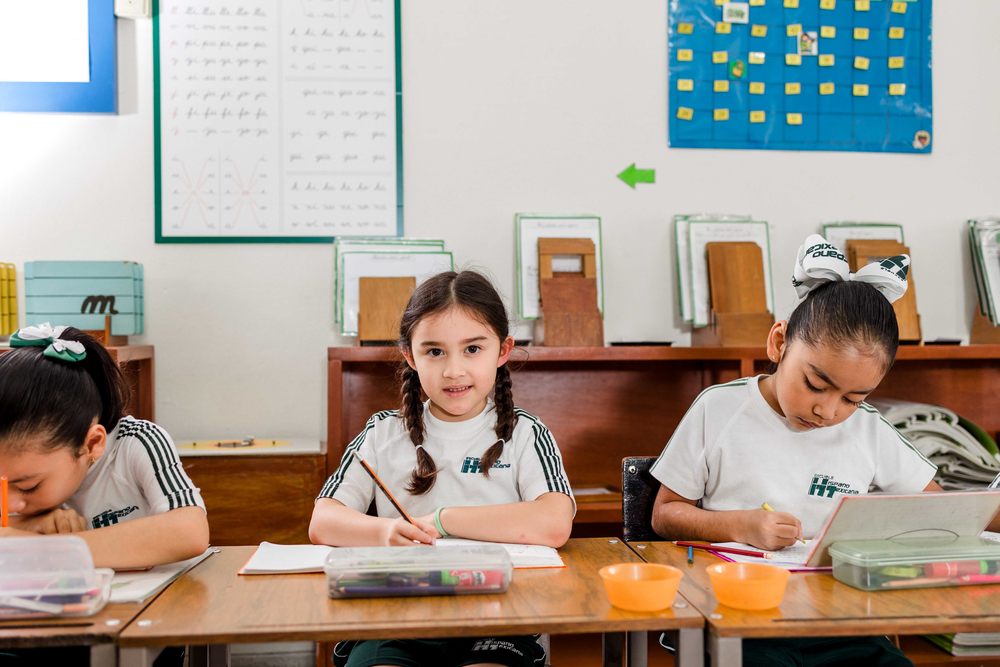 Alumna de primaria trabajando en el aula