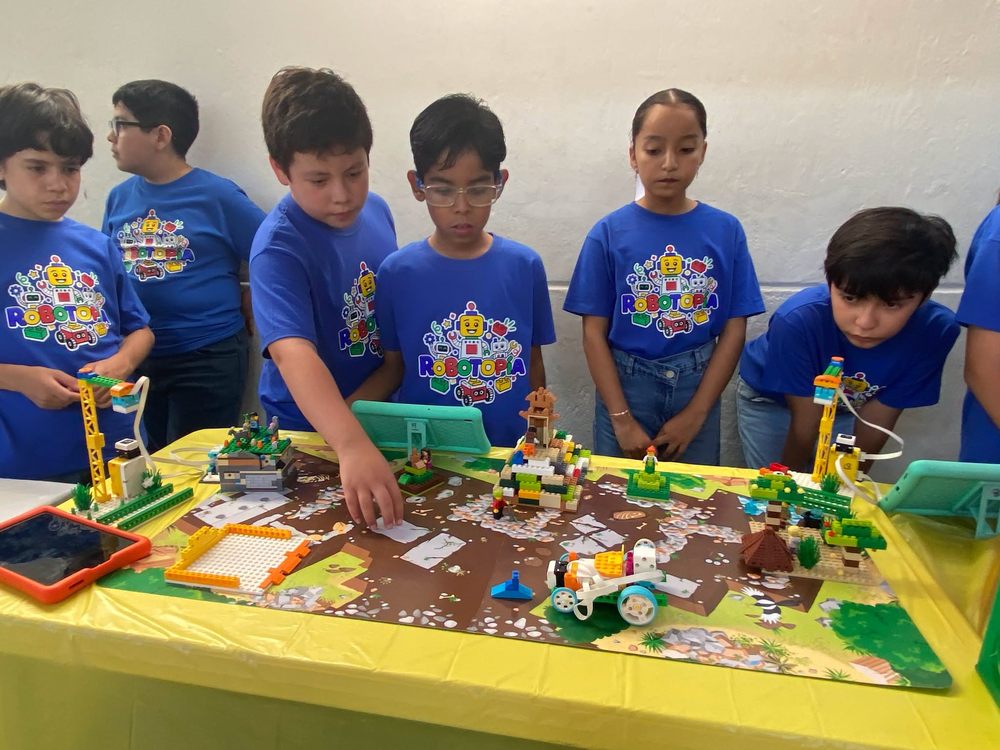 Alumnos de primaria en actividad de robótica Robotopía