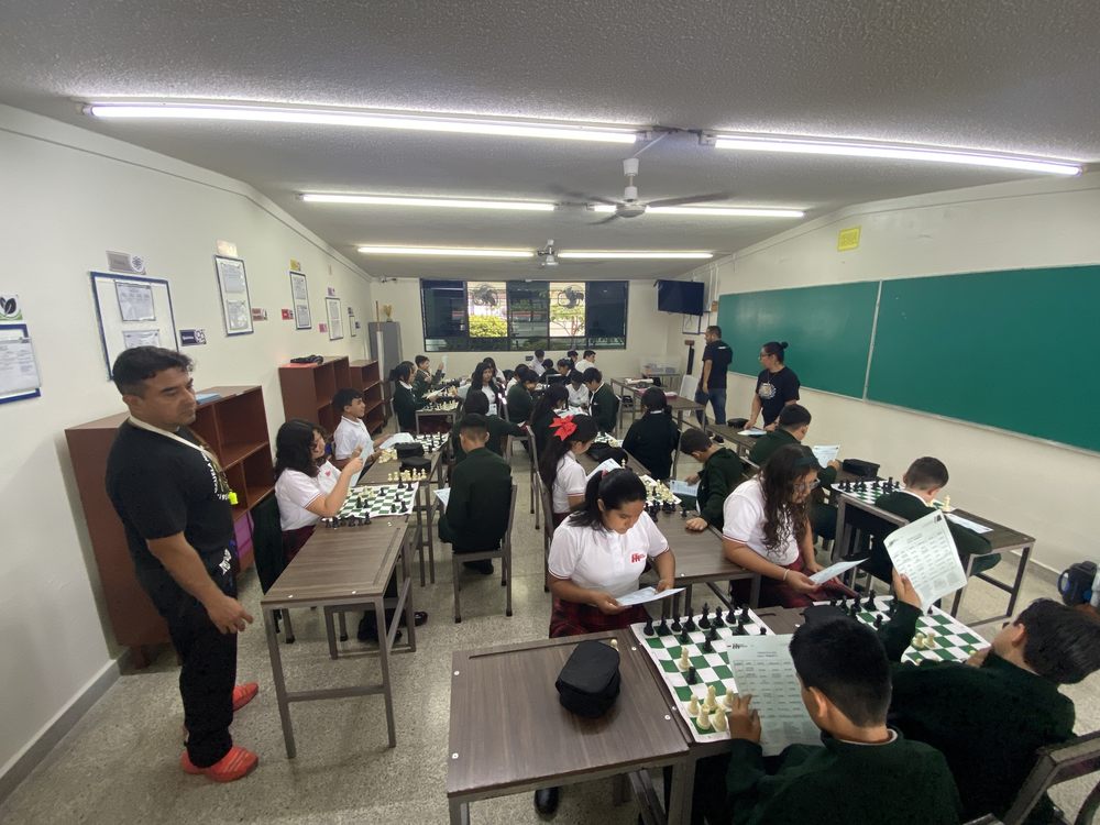 Alumnos de secundaria en el club de ajedrez