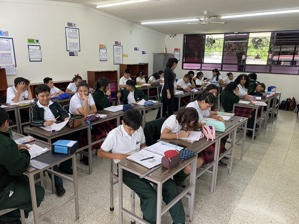 Alumnos de secundaria en el aula de clases