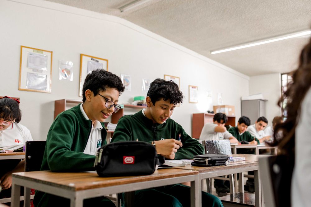 Alumnos de secundaria trabajando en clase