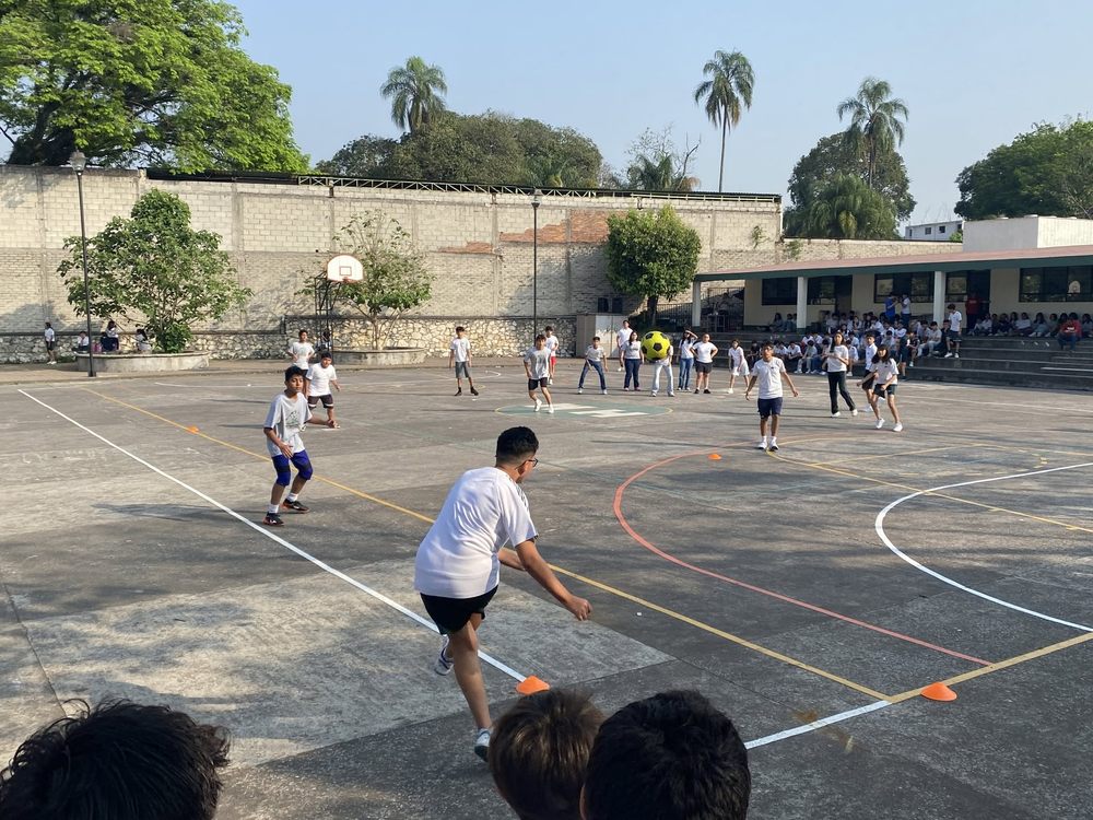 Alumnos de secundaria en actividad deportiva