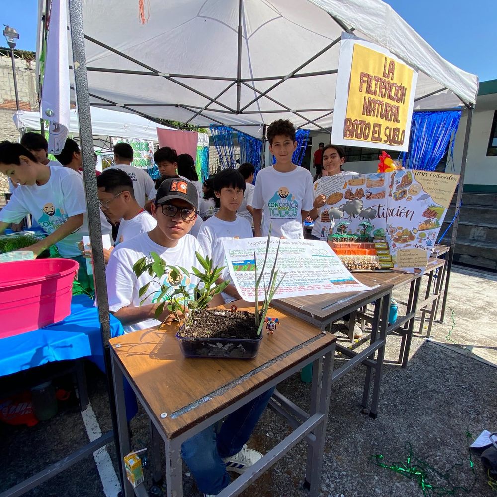 Alumnos de secundaria presentando en la feria de ciencias