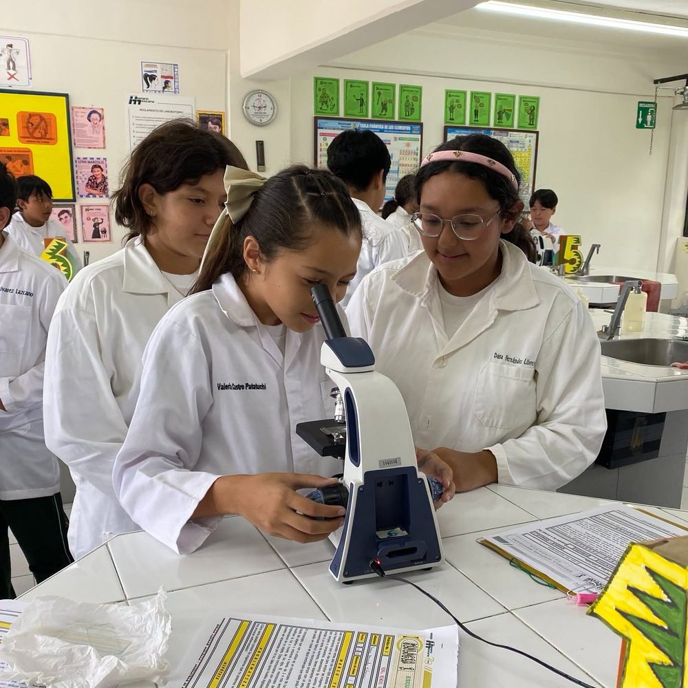 Alumnas de secundaria en el laboratorio de ciencias