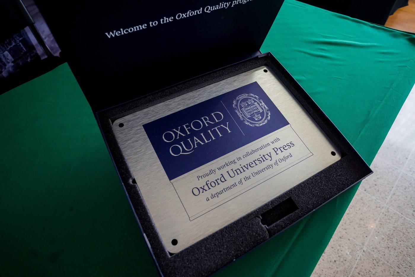 Placa oficial de bienvenida al programa Oxford Quality, en colaboración con Oxford University Press