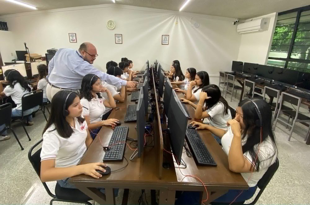 Alumnos presentando el examen de acreditación de inglés